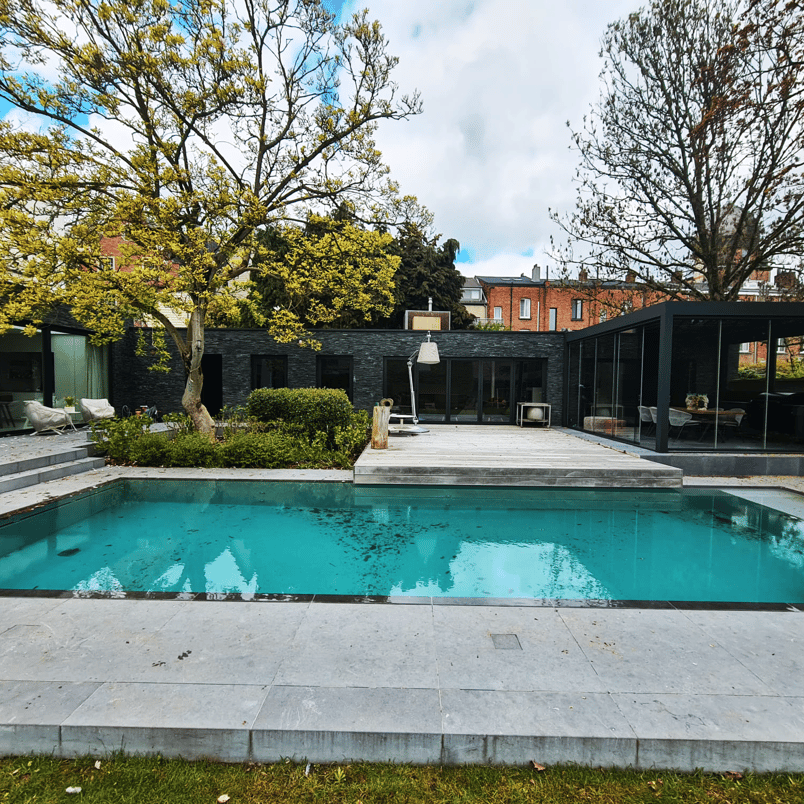 zwembadrenovatie met open afdekking bij moderne woning
