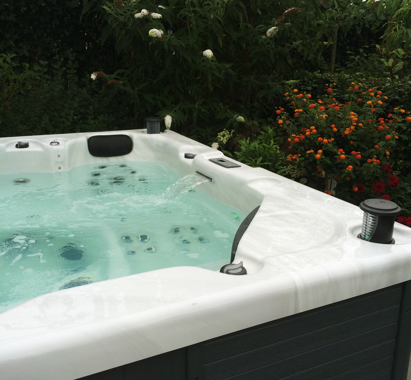 spabad met waterval en bloemen