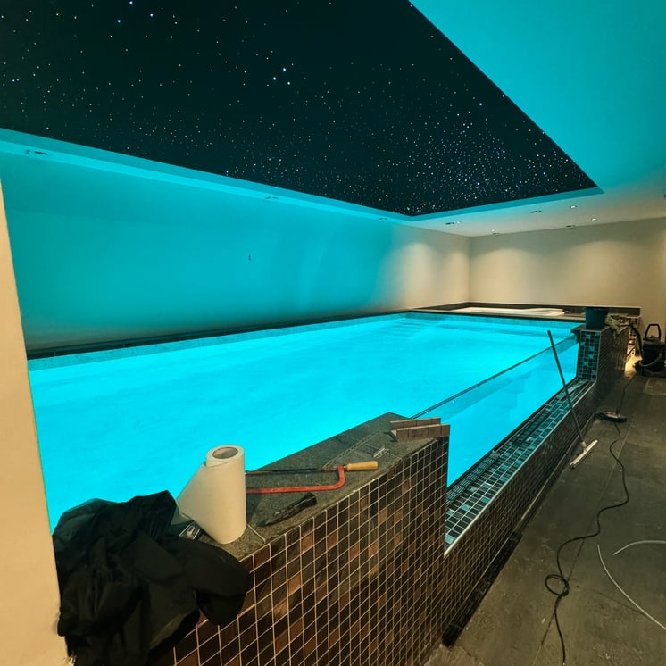 indoor zwembad met sterrendak en moderne wellness afwerking