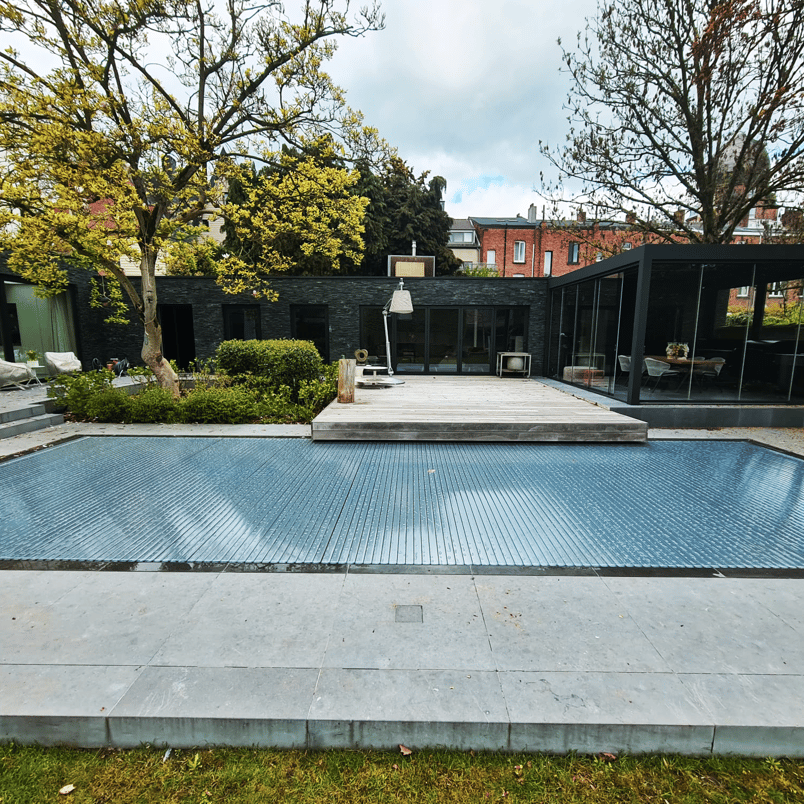 zwembadrenovatie met afdekking bij moderne woning