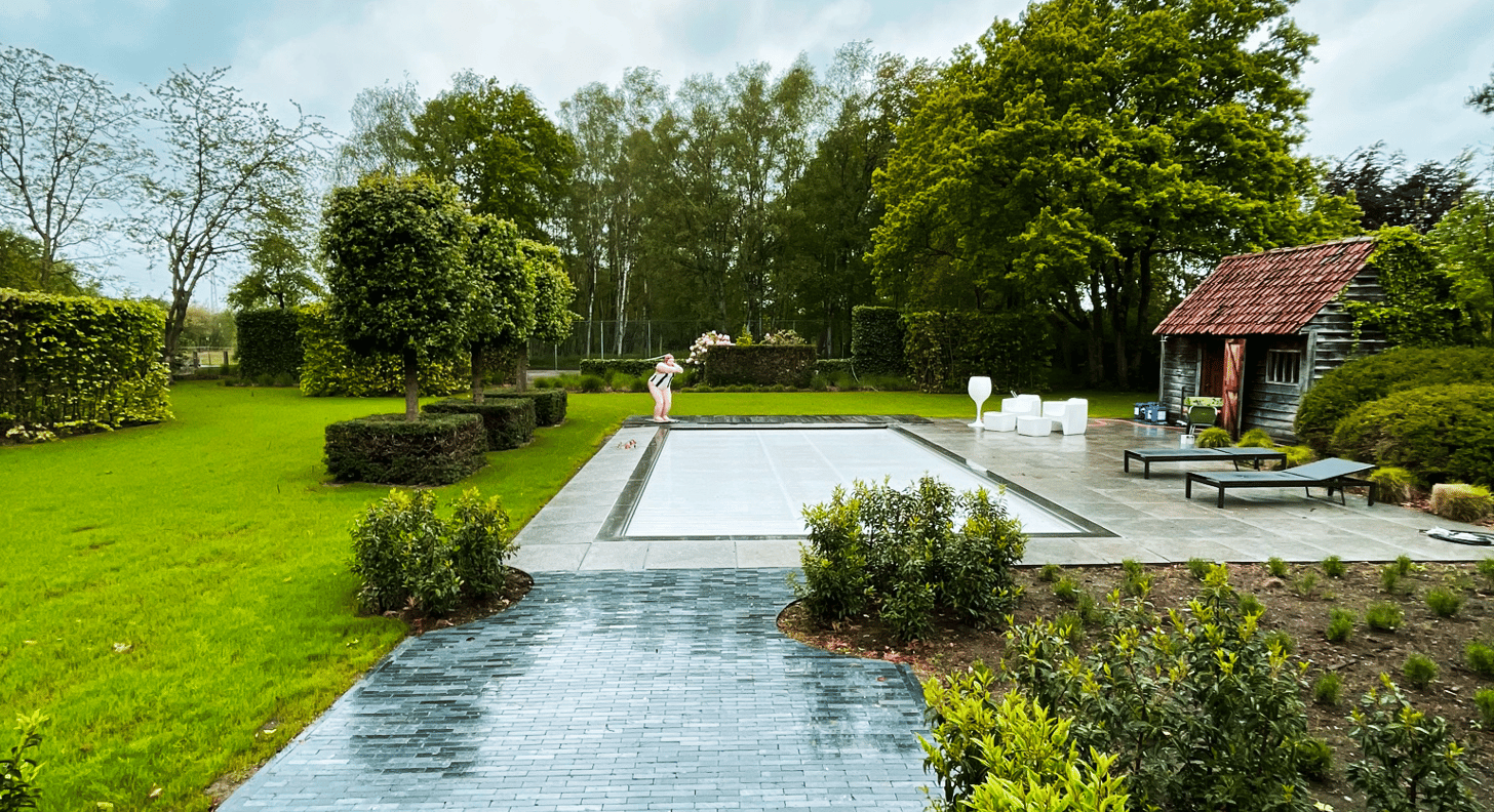 zwembad met afdekking in tuin