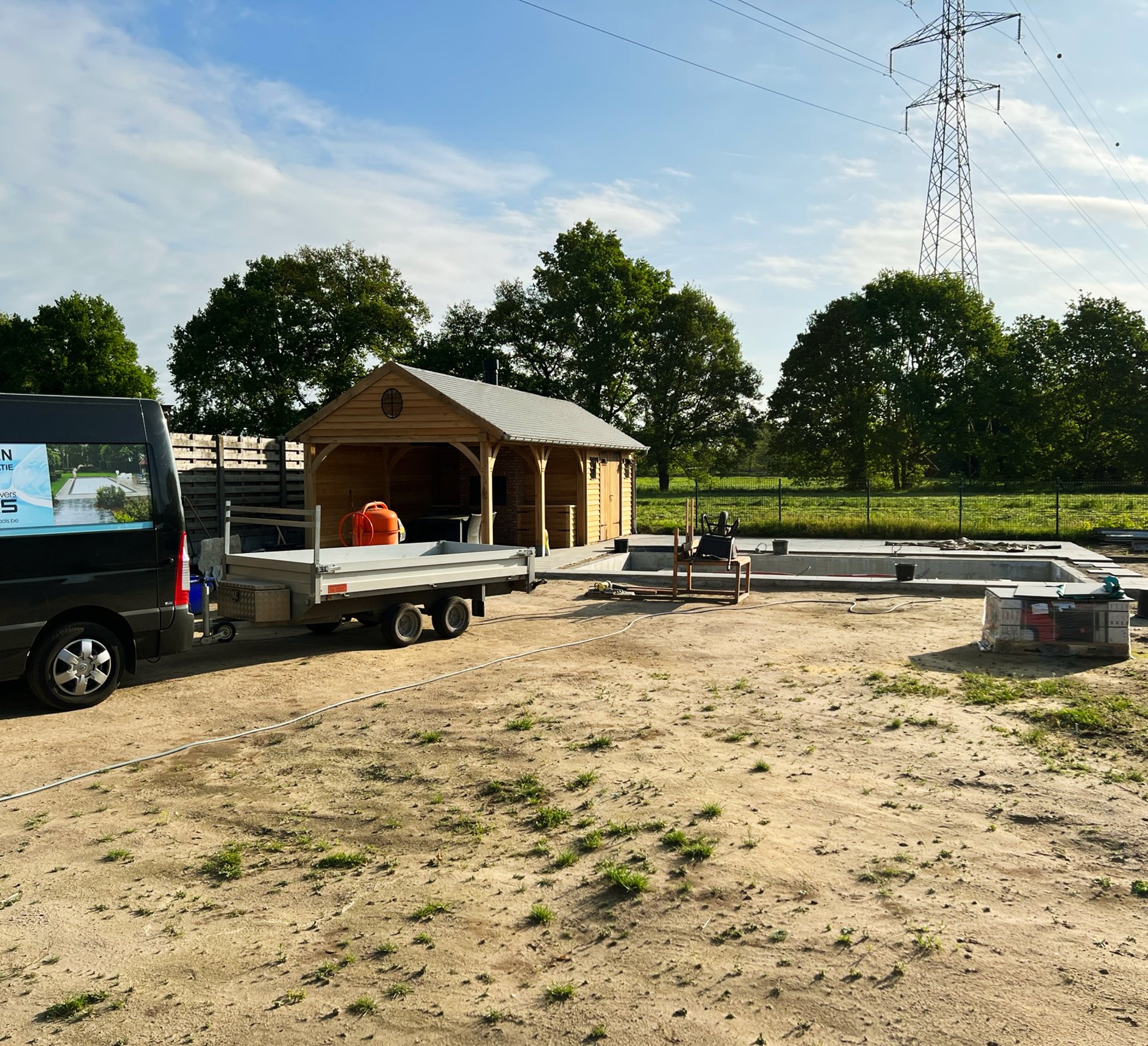 zwembad met poolhouse in aanleg met werkmateriaal