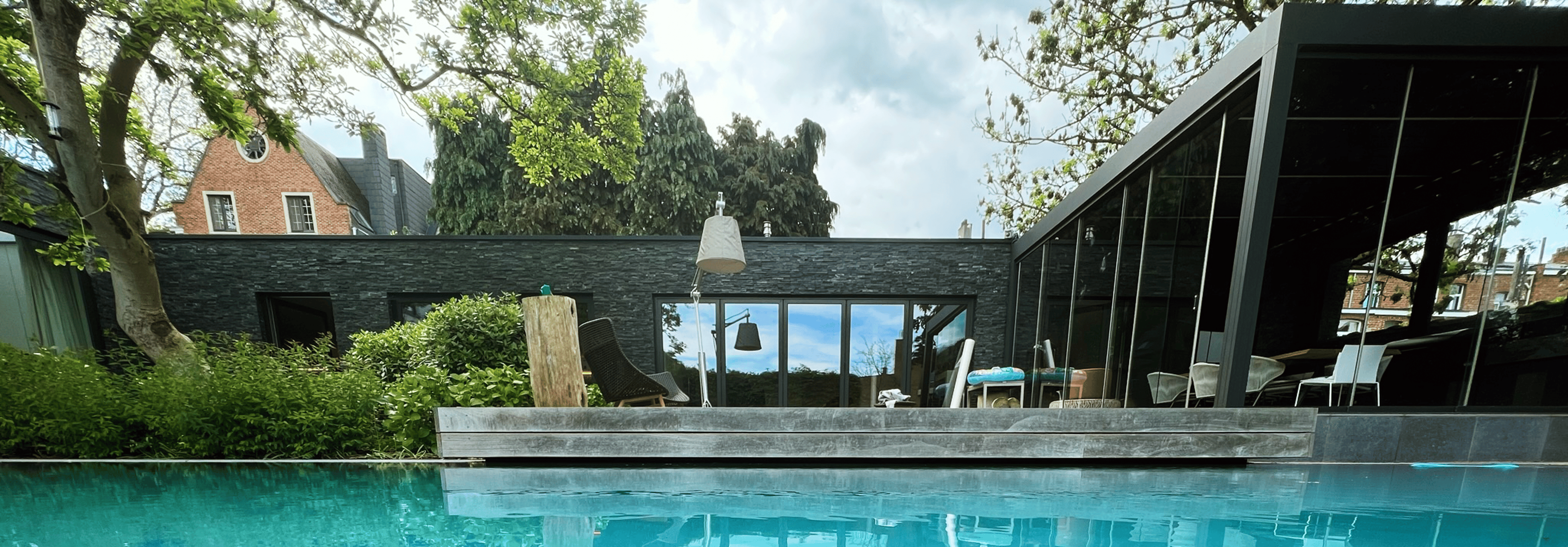 zwembad met moderne woning en waterreflectie