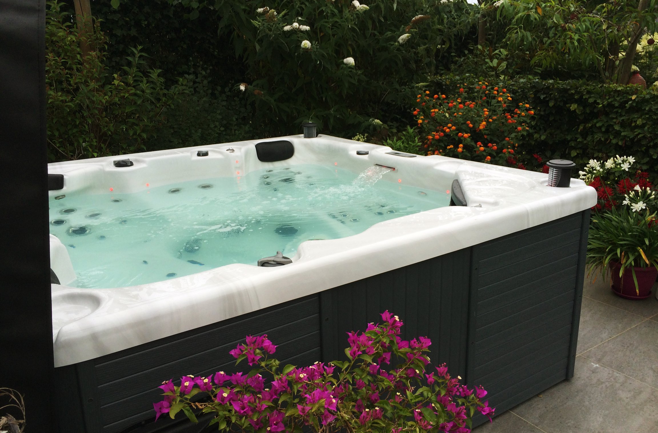 spabad in tuin met bloemen