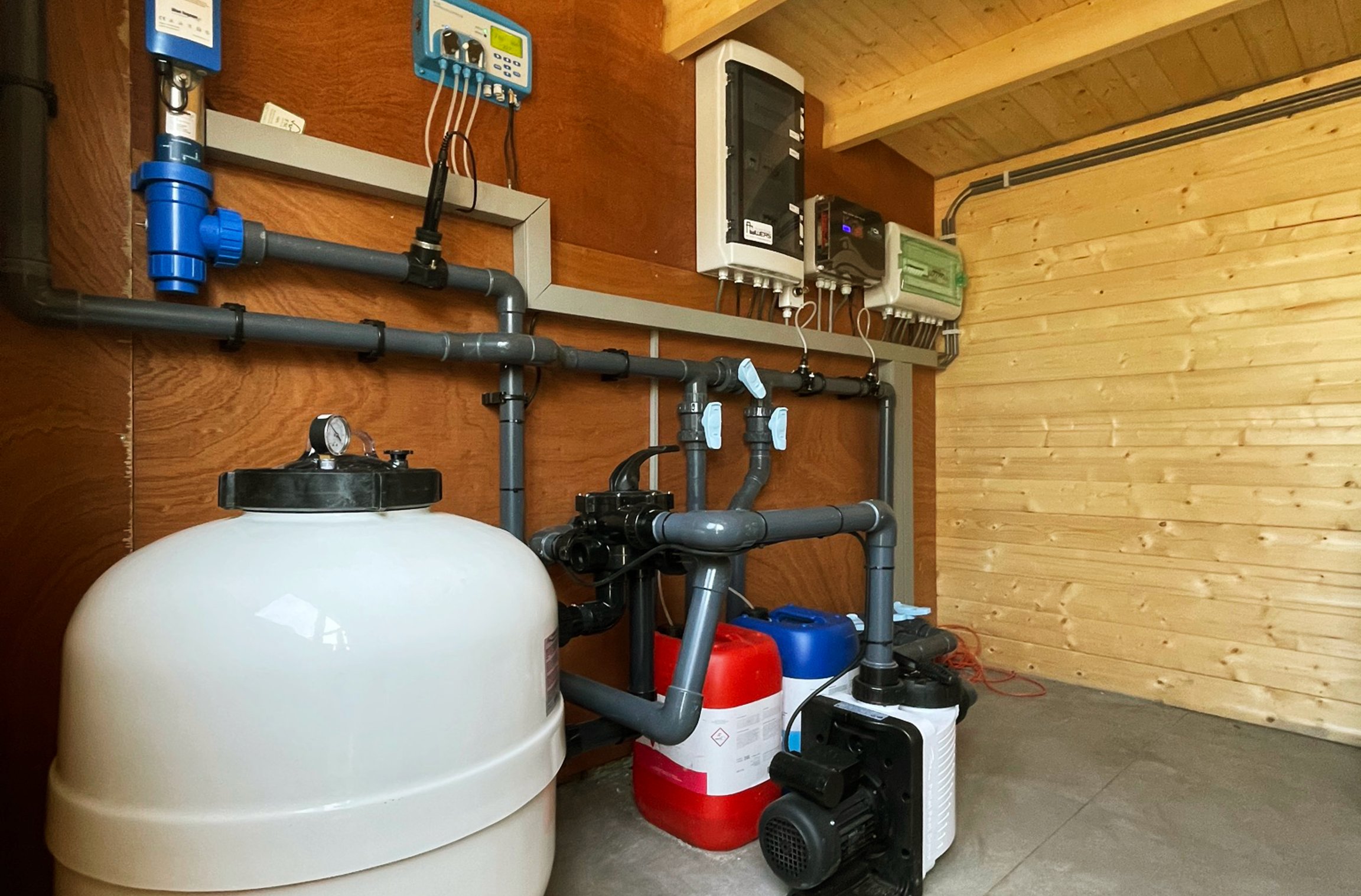 zwembadfilterinstallatie met pompen en leidingen