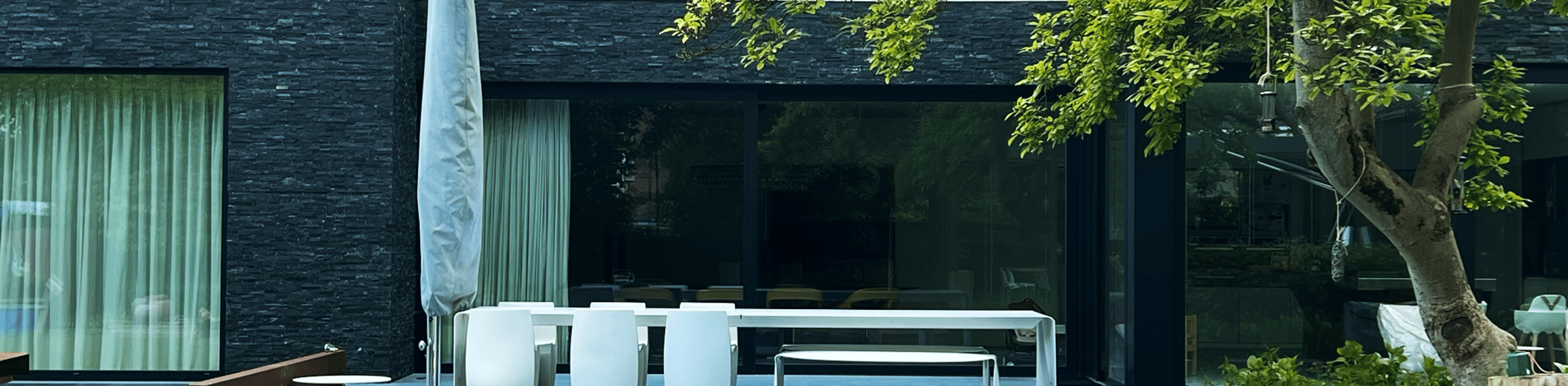 zwembadrenovatie bij moderne woning met terras