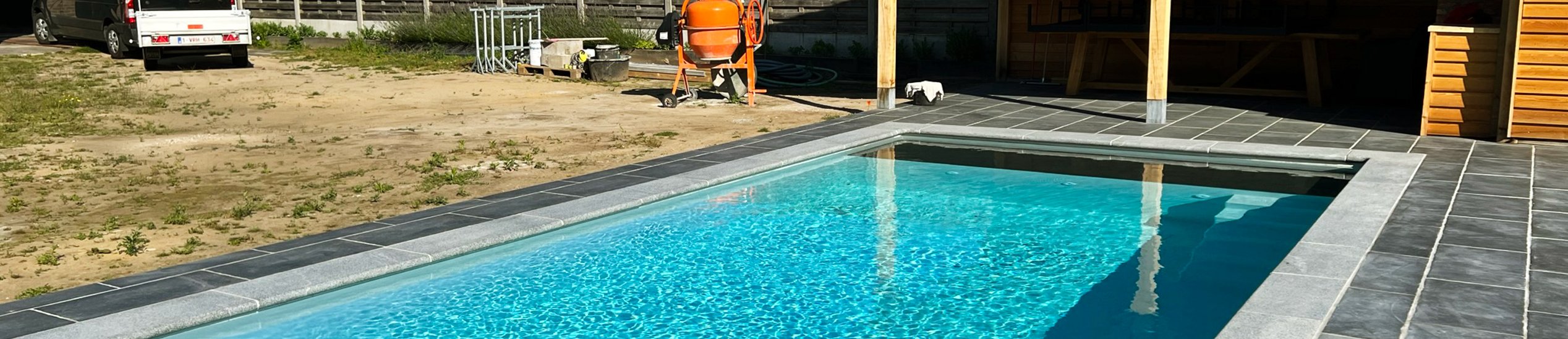 zwembad met poolhouse en bouwwerkzaamheden