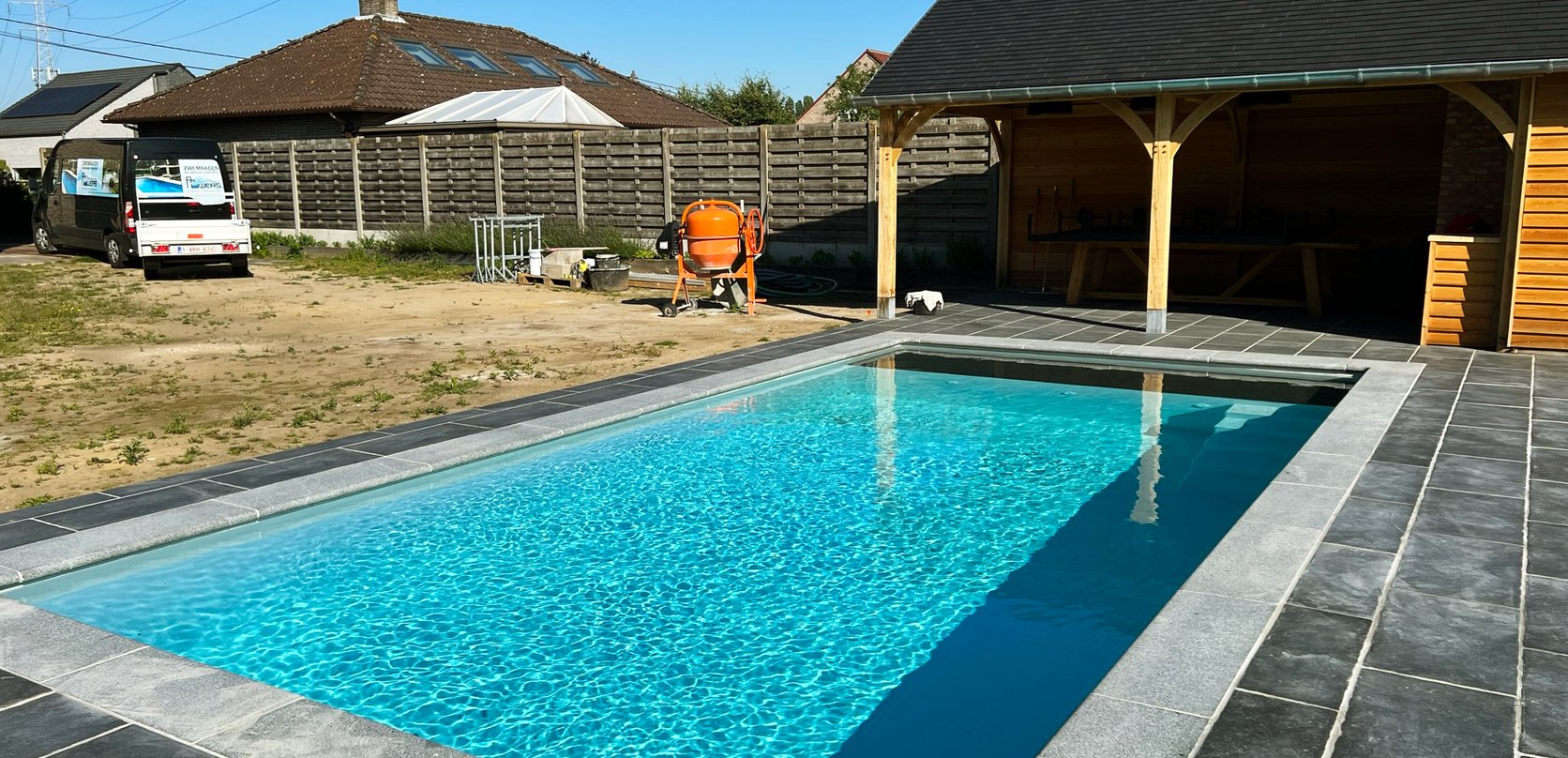 zwembadaanleg met poolhouse en bouwwerkzaamheden